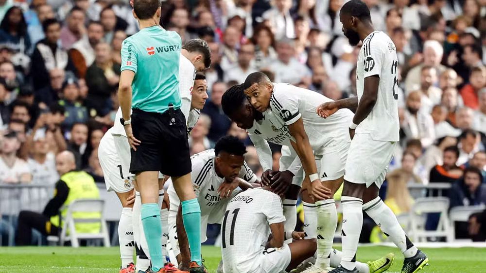 Rodrygo, tirado en el suelo, después de sentir molestias musculares en un partido de esta temporada con el Real Madrid.