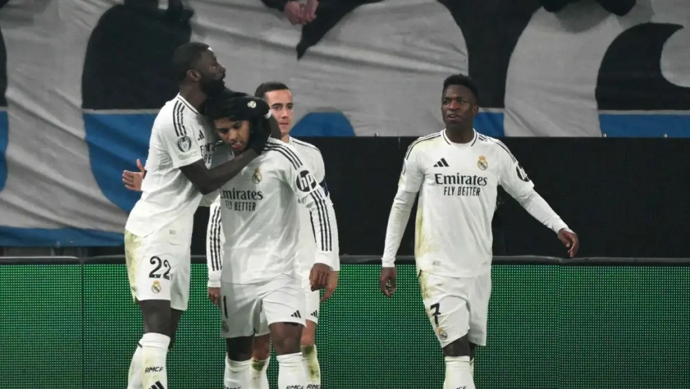 Jugadores del Real Madrid celebrando el gol de Vinicius