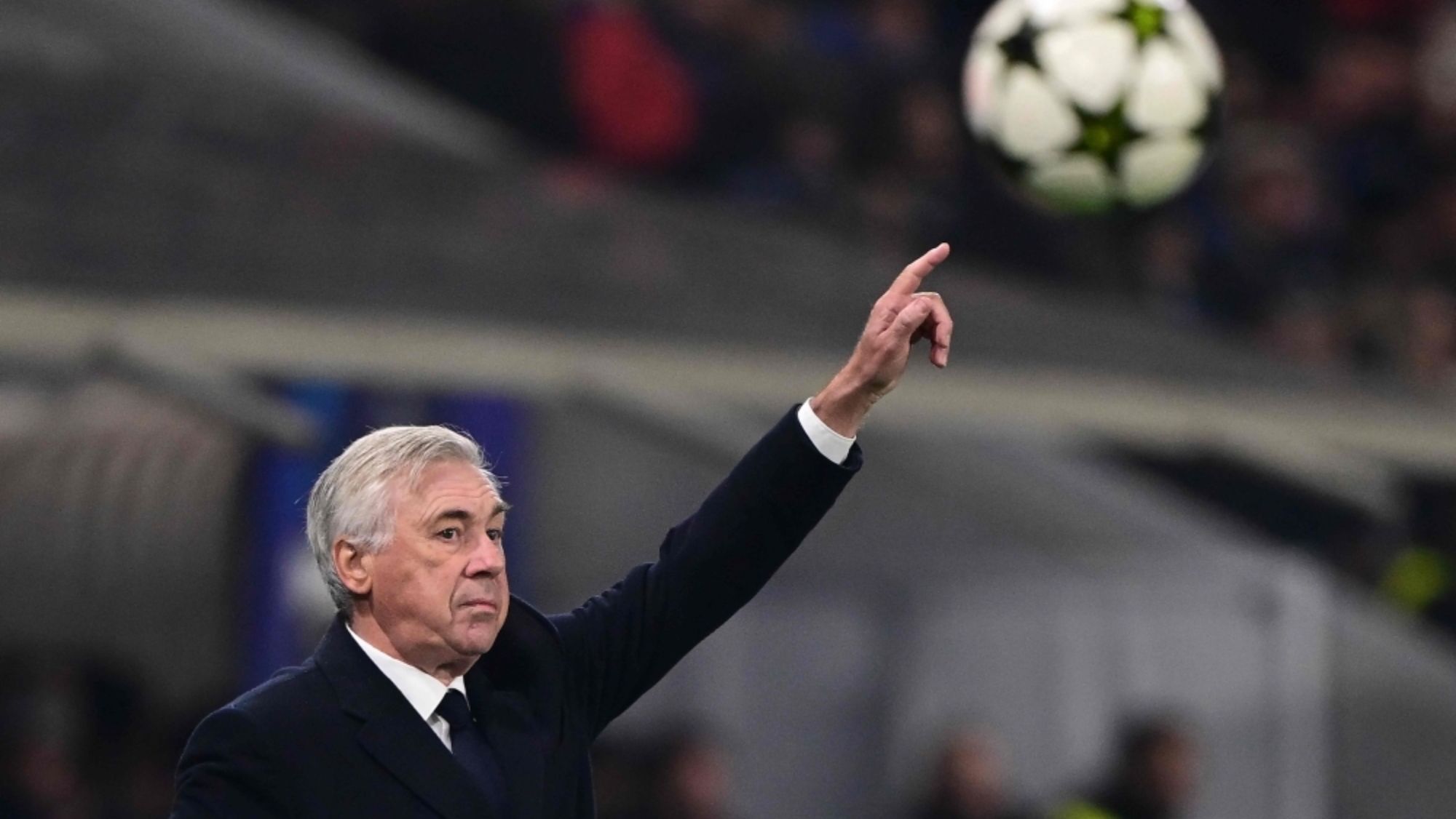 Carlo Ancelotti, dando instrucciones desde la banda técnica del Gewiss Stadium en el encuentro ante la Atalanta.