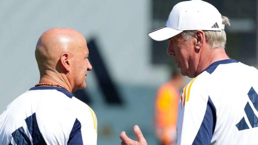 Ancelotti hablando con Pintus durante un entrenamiento de la temporada pasada