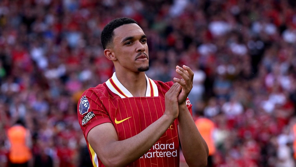 Trent Alexander Arnold aplaudiendo a la afición del Liverpool