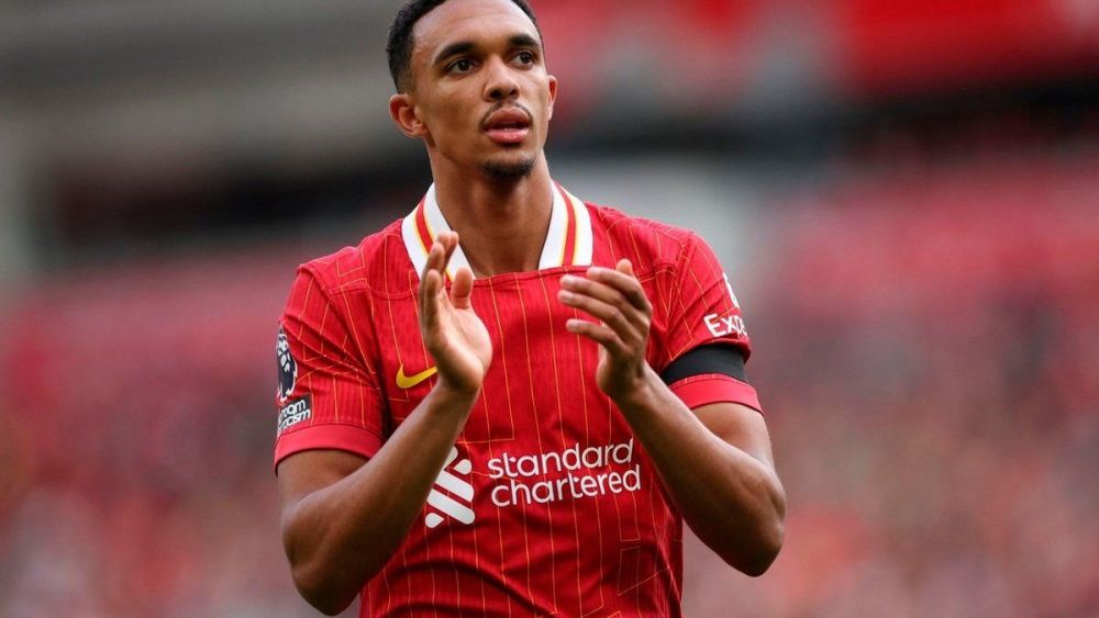 Trent Alexander-Arnold aplaude durante el partido 