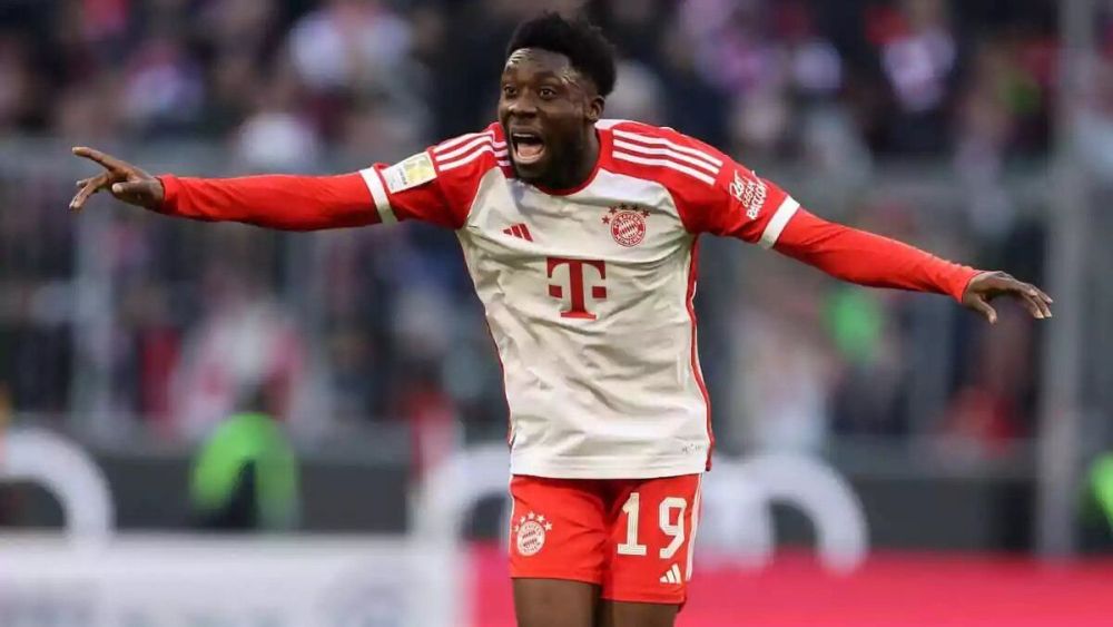 Alphonso Davies durante un partido con el Bayern de Múnich