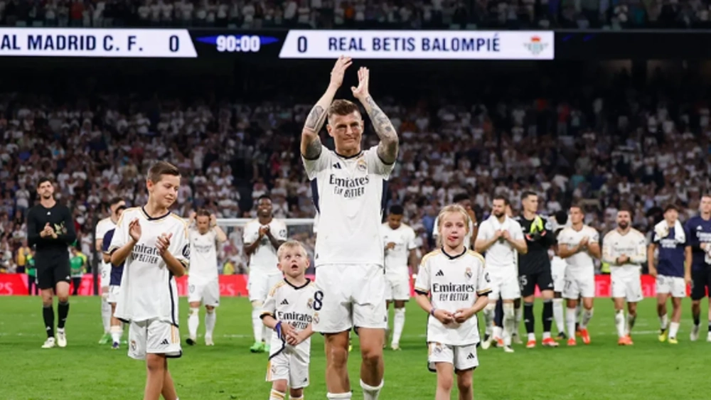 Toni Kroos despidiéndose del Bernabéu