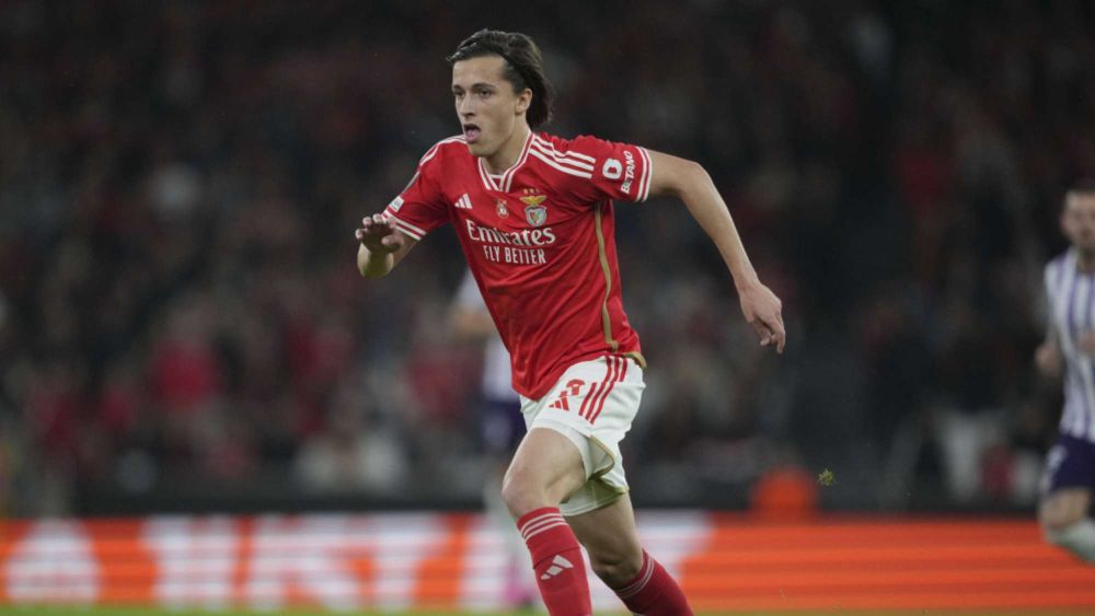 Álvaro Carreras corriendo en un partido contra el Benfica