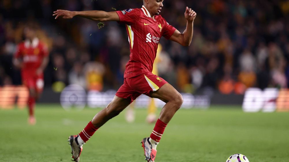 Trent Alexander-Arnold durante un partido con el Liverpool.