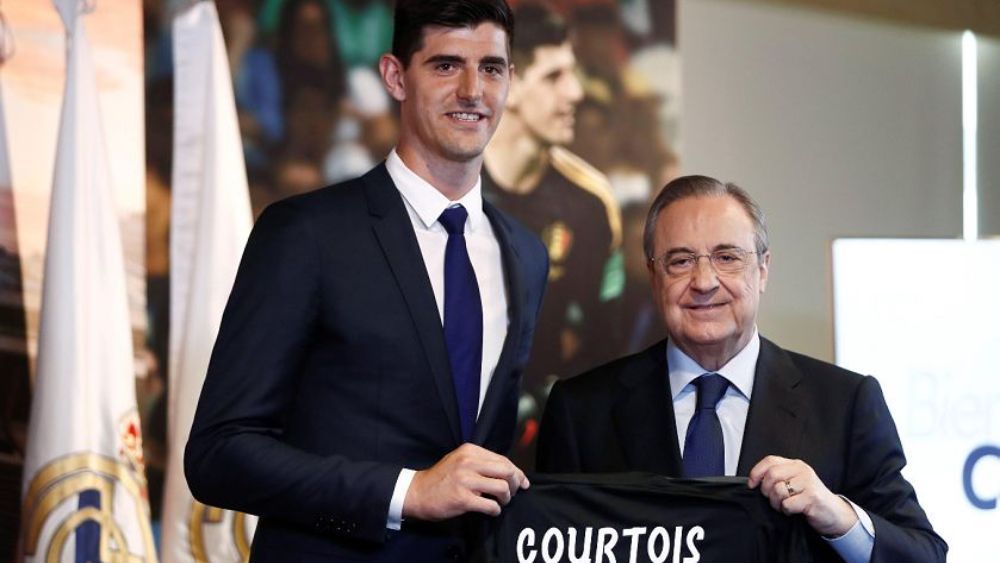 Thibaut Courtois y Florentino Pérez, en la presentación del jugador como portero del Real Madrid.