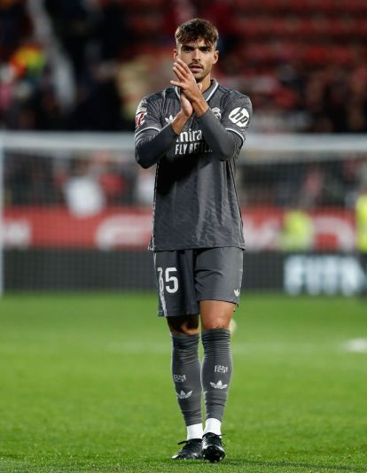 Raúl Asencio durante un partido con el Real Madrid.