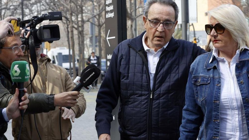 José María Enríquez Negreira, junto a su pareja, en la Ciudad de la Justicia de Barcelona.