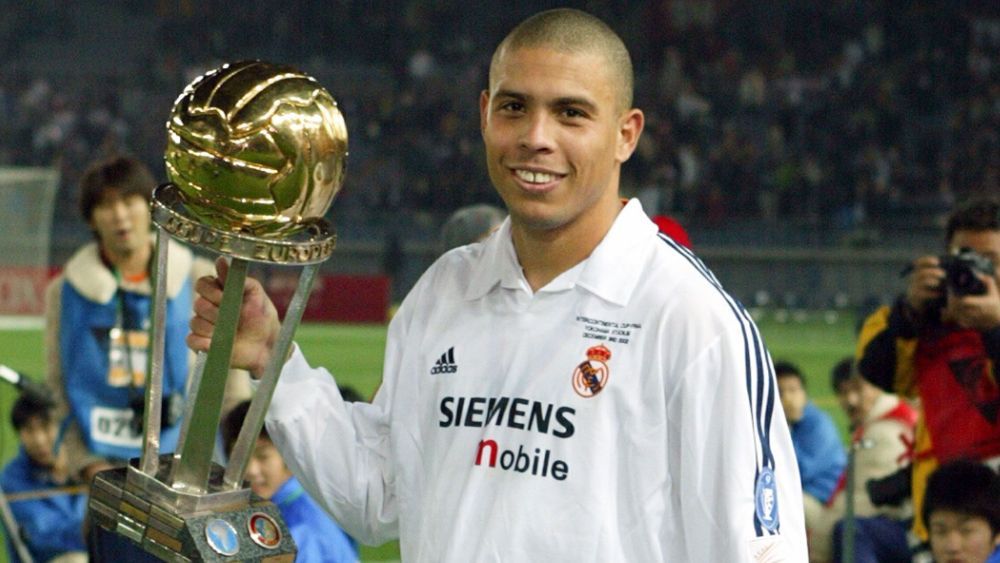 Ronaldo Nazario, con la última Copa Intercontinental que el Real Madrid ganó, en el año 2002.