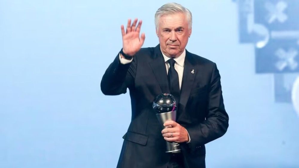 Carlo Ancelotti con el premio al mejor entrenador del mundo