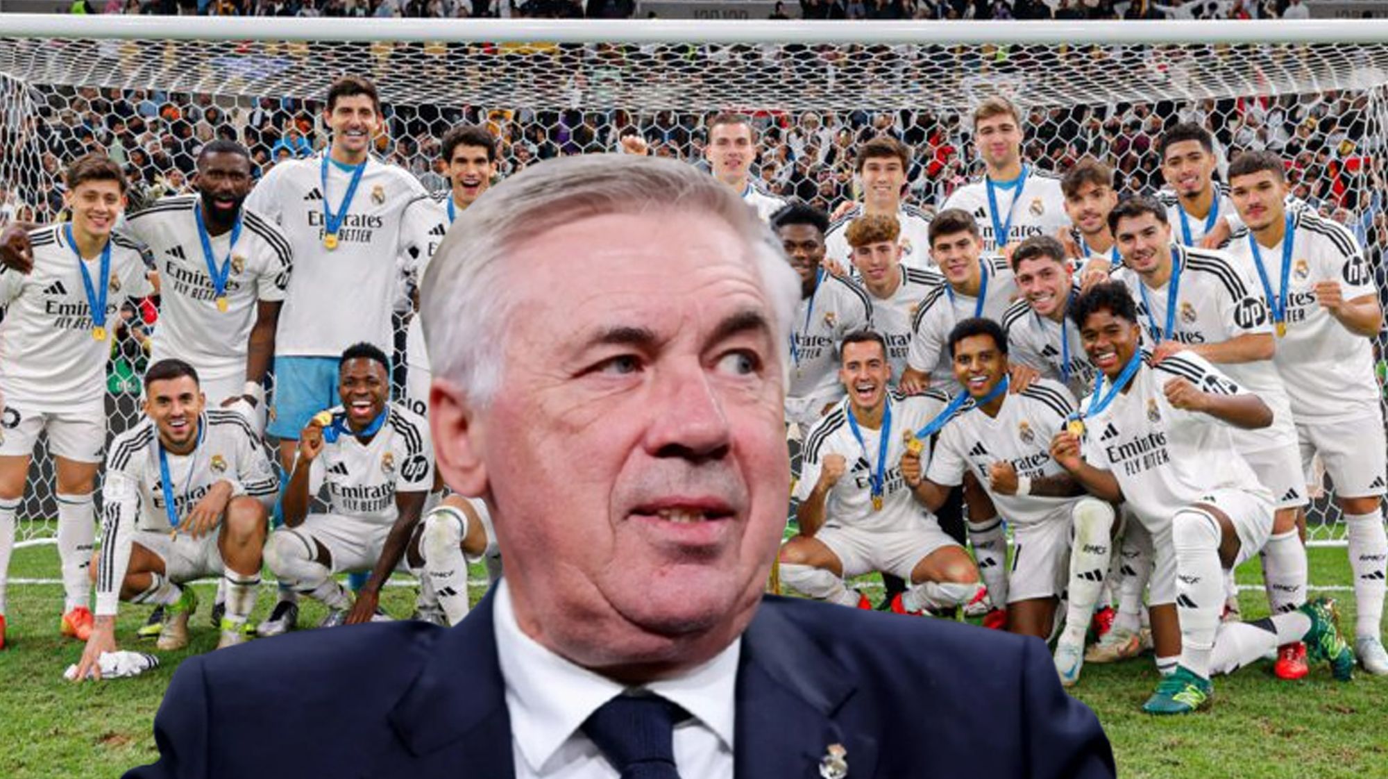 Carlo Ancelotti y los jugadores del Real Madrid con la Copa Intercontinental.