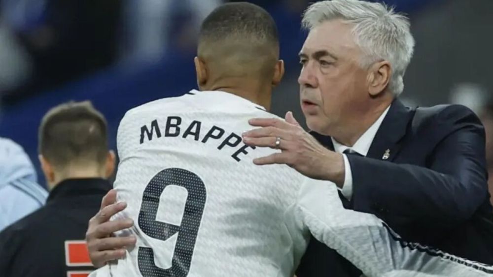 Carlo Ancelotti abrazando a Mbappé después del 1 0