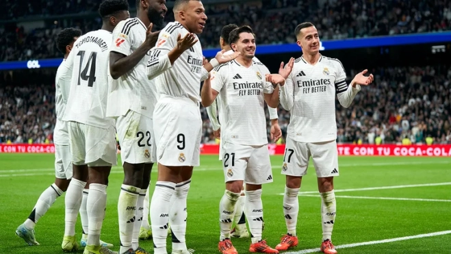 Los jugadores celebrando el gol de Brahim