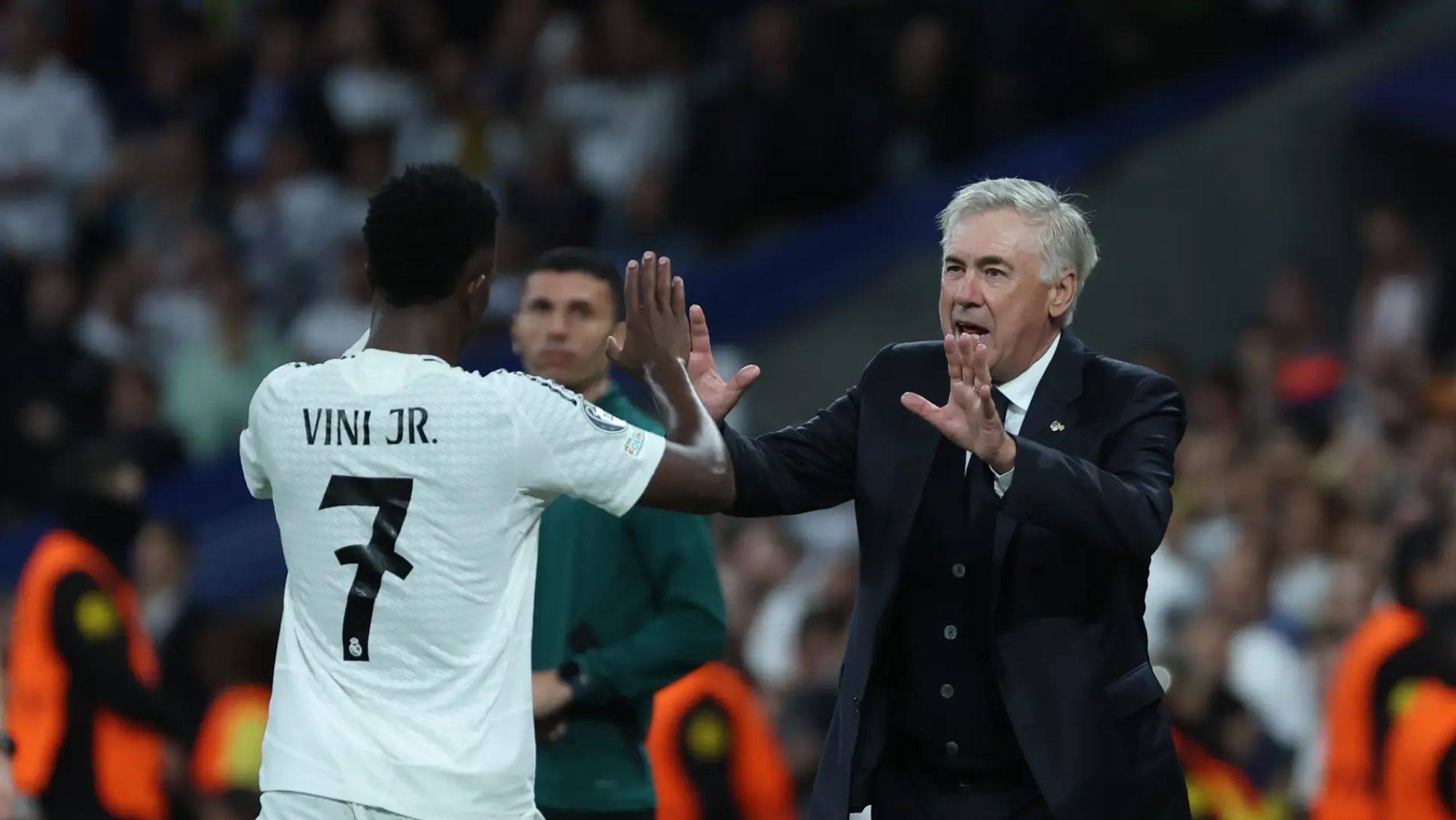 Vinicius Junior y Carlo Ancelotti, celebrando un gol del primero, durante un partido de esta temporada.