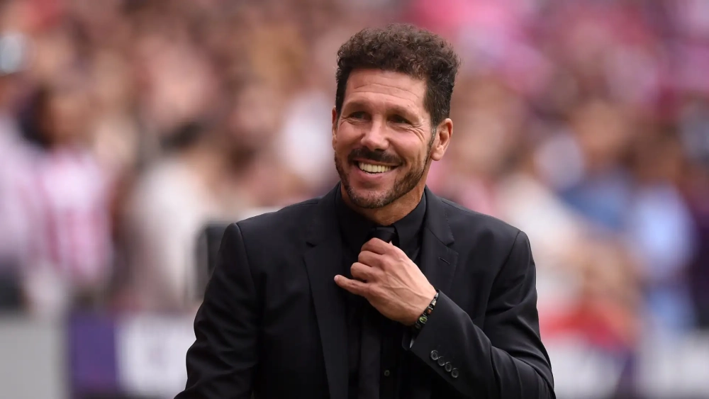 Cholo Simeone sujetándose la corbata