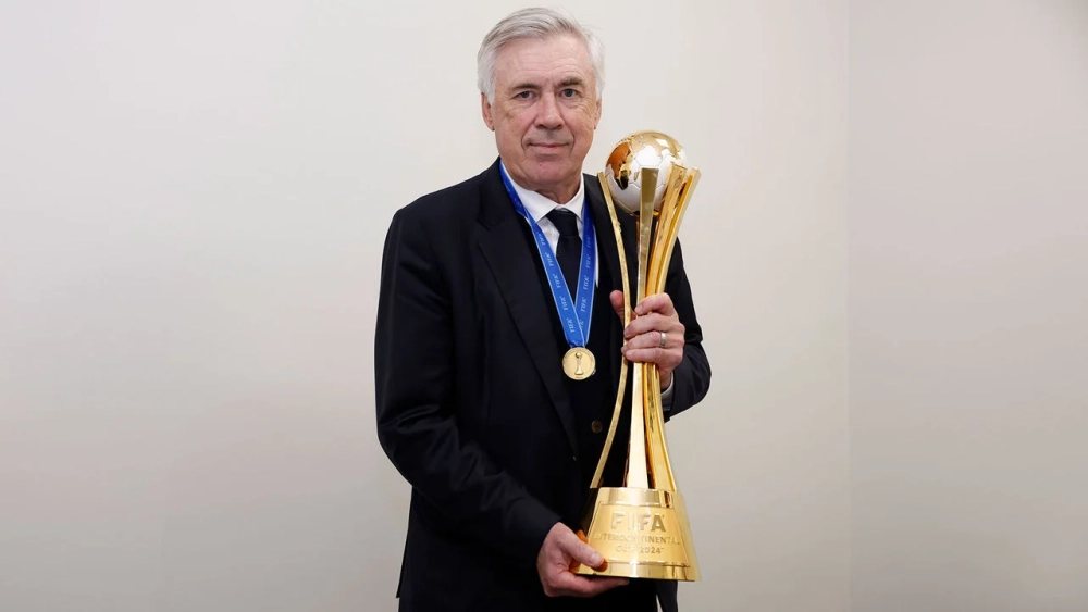 Carlo Ancelotti con la Copa Intercontinental