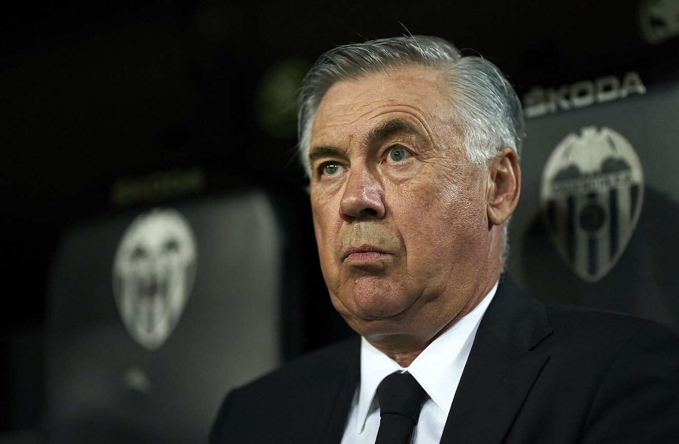 Carlo Ancelotti en el banquillo