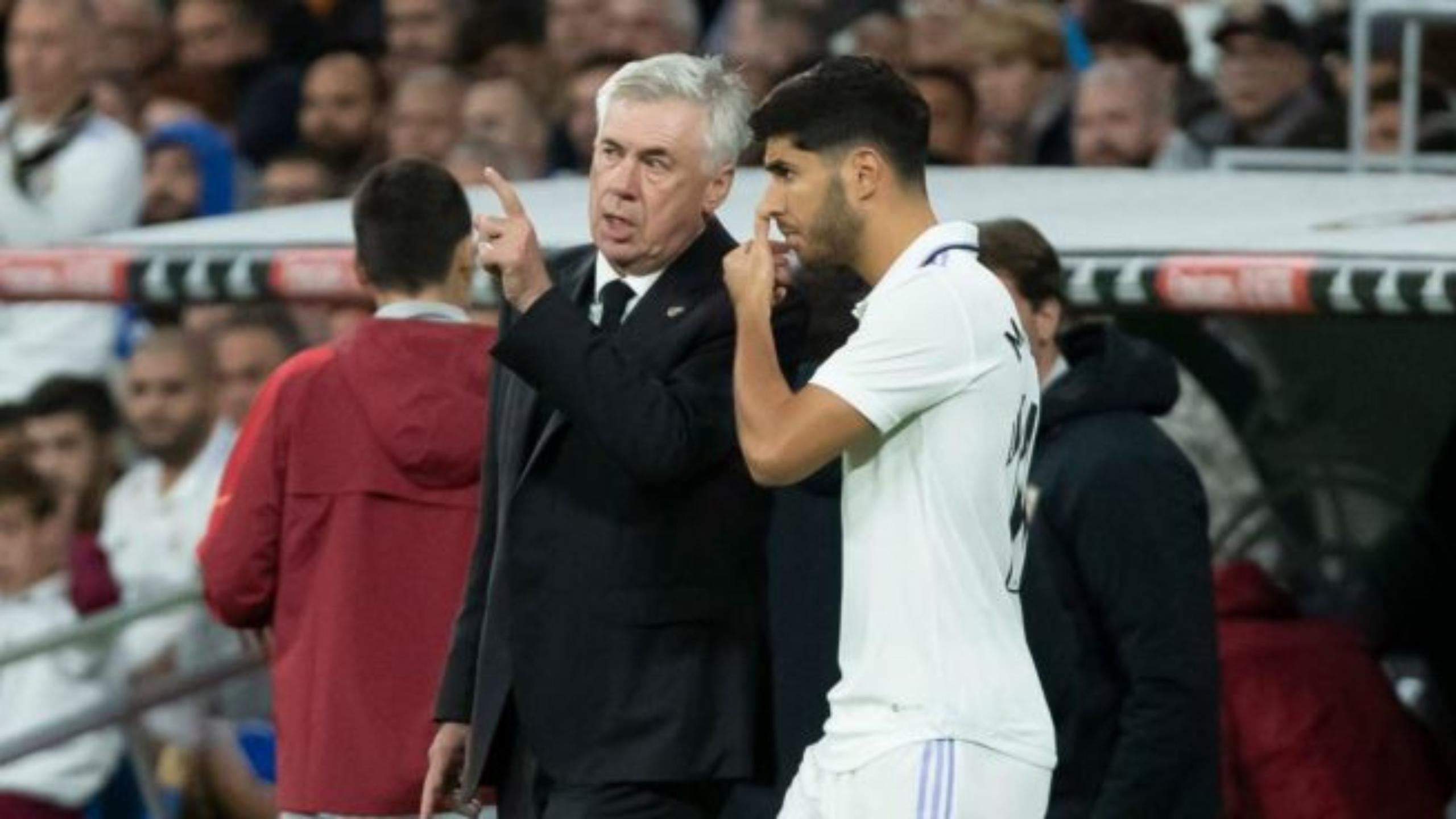 Marco Asensio recibe las últimas indicaciones tácticas de Carlo Ancelotti 