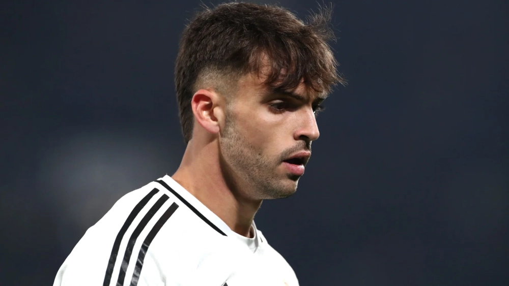 Raúl Asencio durante un partido con el Real Madrid. 