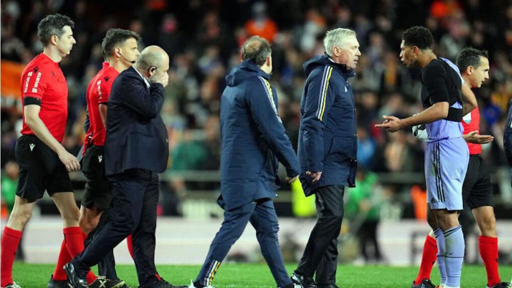 Carlo Ancelotti y Jude Bellingham, conversando en el partido entre el Valencia y el Madrid en Mestalla de la temporada pasada.