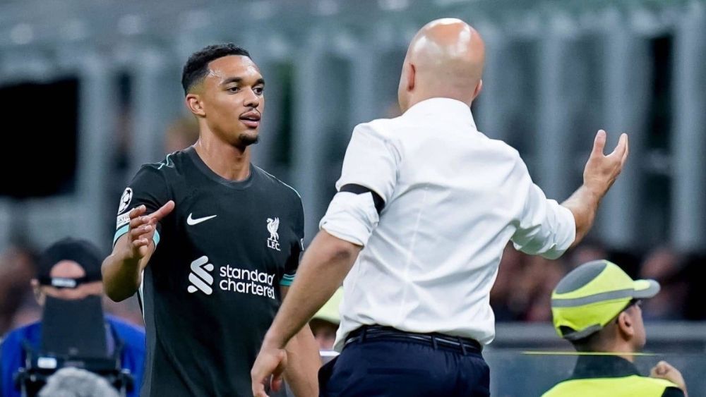 Arne Slot y Trent Alexander-Arnold.