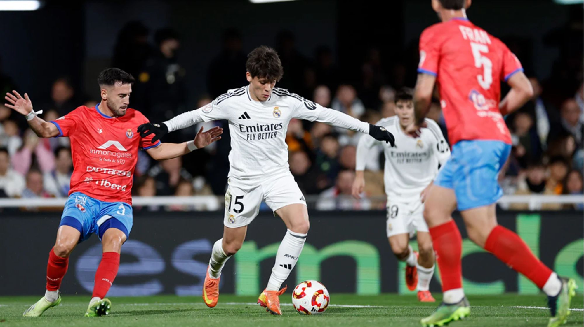 Arda Güler jugando un partido contra la Deportiva Minera. 