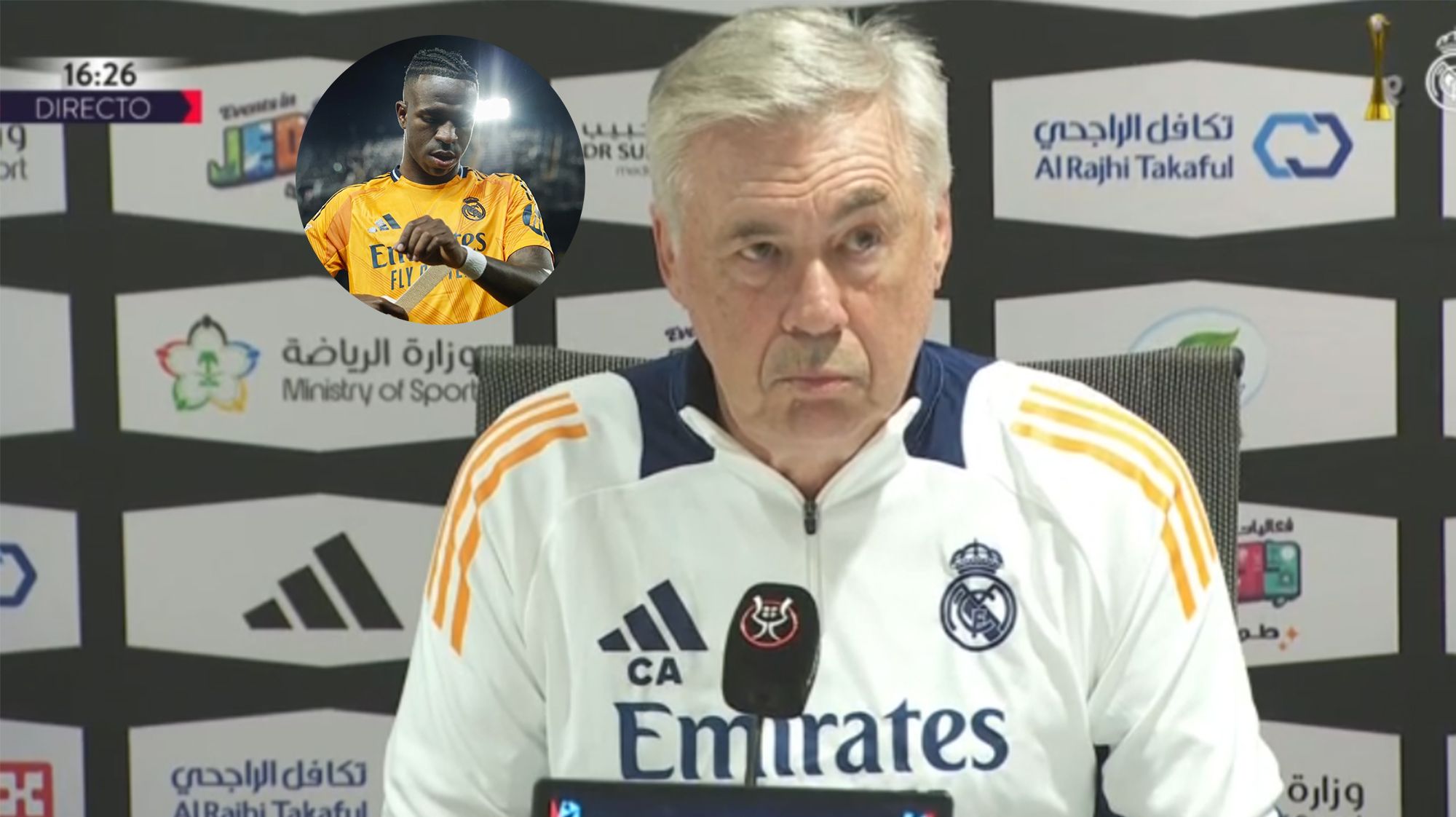 Carlo Ancelotti y una fotografía de Vinícius.