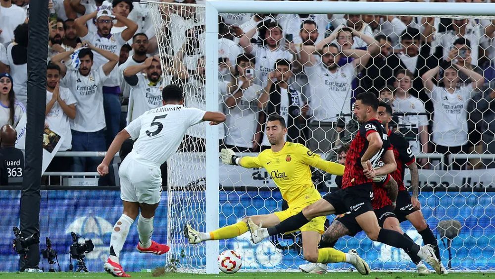 Jude Bellingham, en el remate de su gol ante el Mallorca.