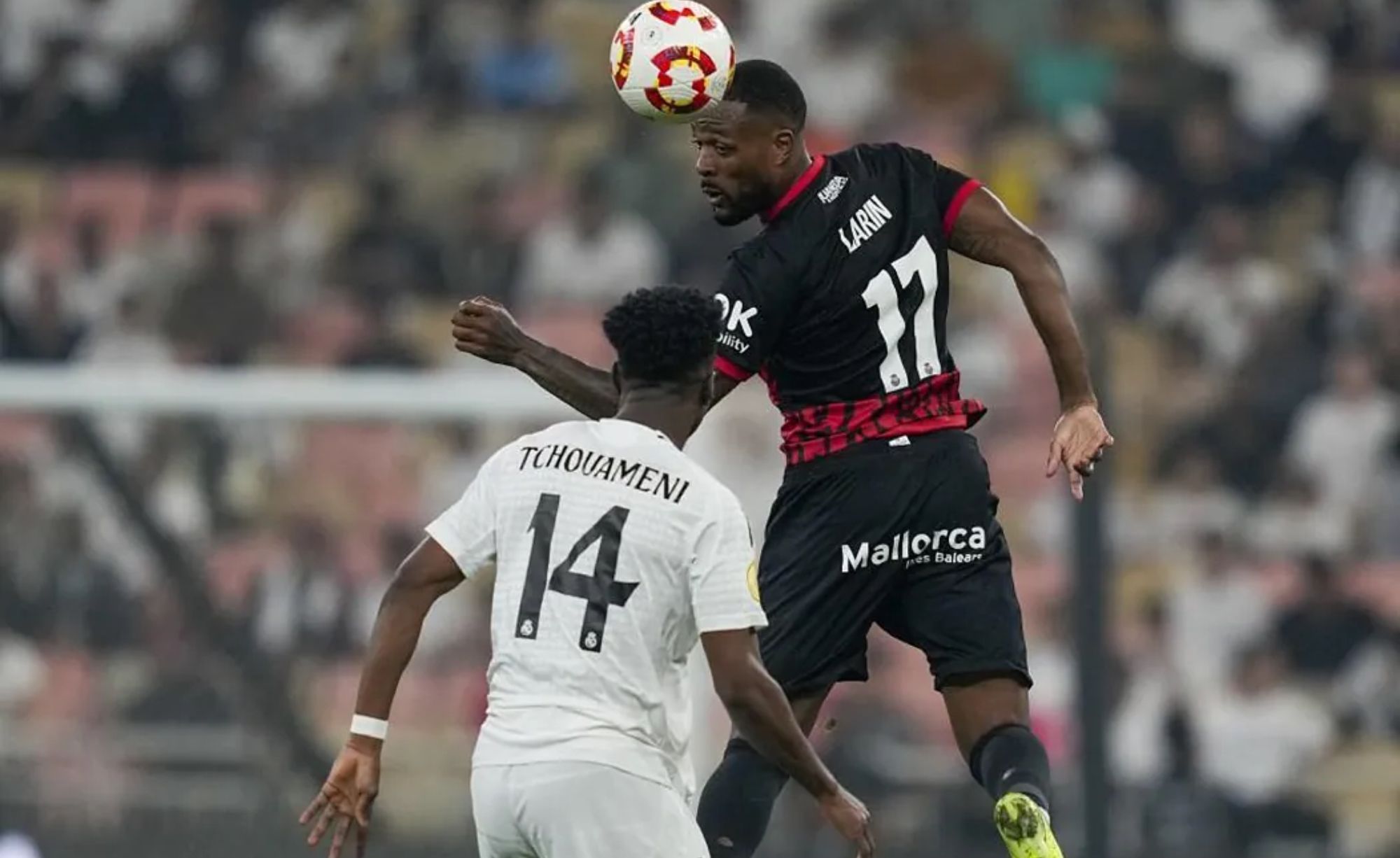 Aurelién Tchouameni, en una disputa por un balón en el partido de este jueves contra el Mallorca.