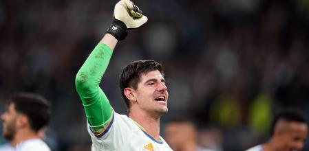 Courtois celebrando en el campo