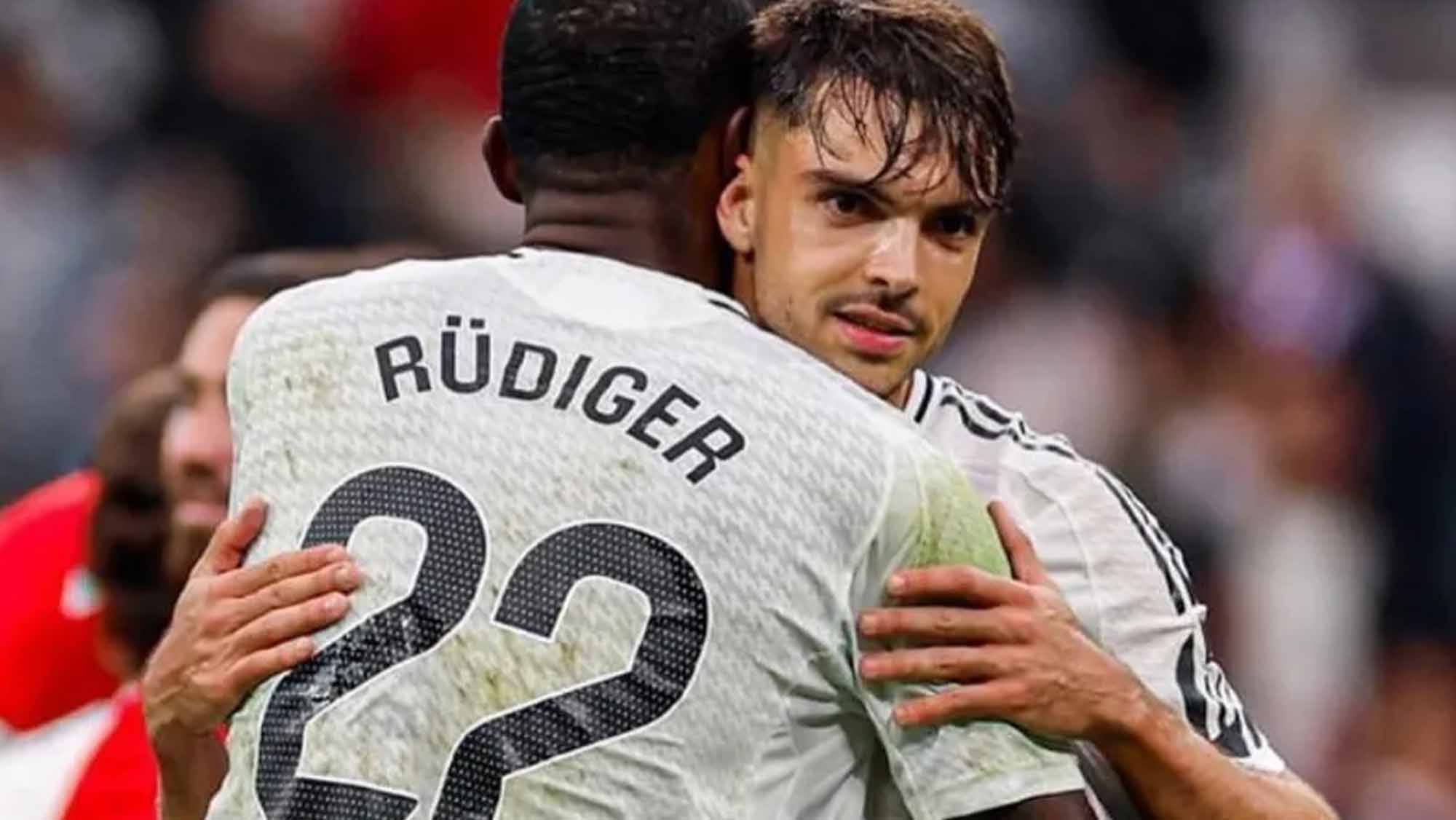 Rüdiger y Asencio abrazados