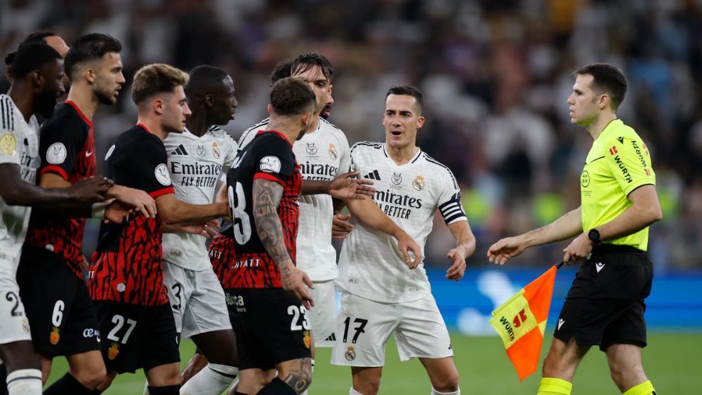 Jugadores de Real Madrid y Mallorca, manteniendo una fuerte discusión.