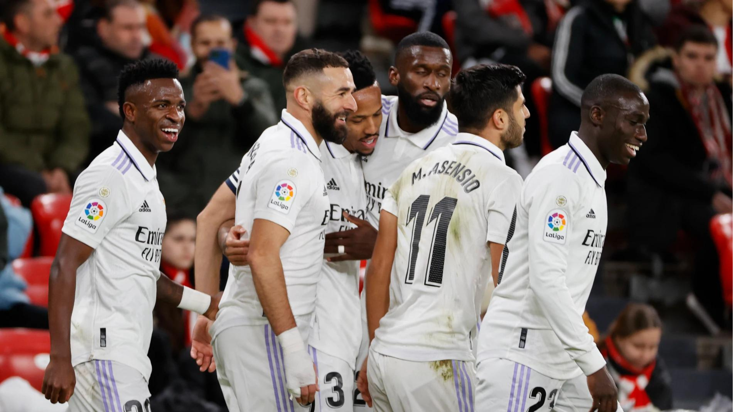 Asensio celebra el gol de Benzema con el resto de sus compañeros 