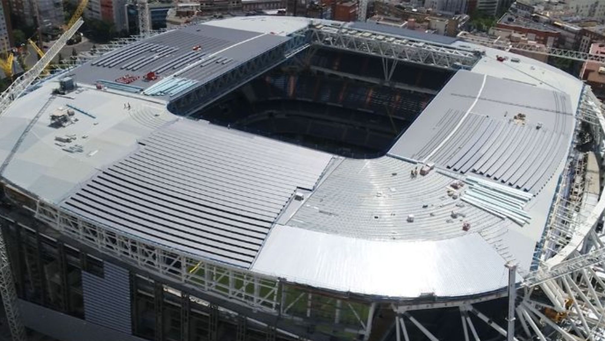 La reforma del Bernabéu retrata a la del Camp Nou: 200 millones más barata  y mucho más rentable