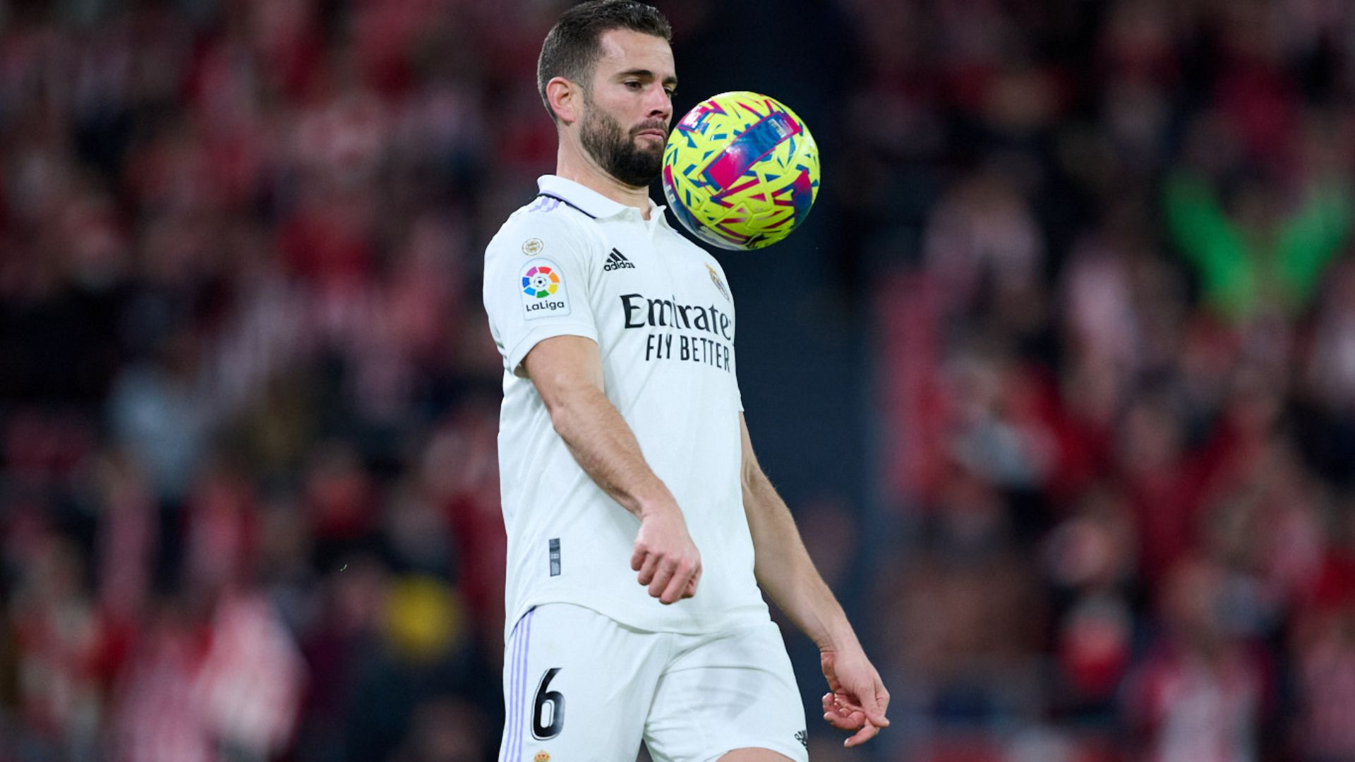 Nacho Fernández controla el esférico en un partido con el Real Madrid 