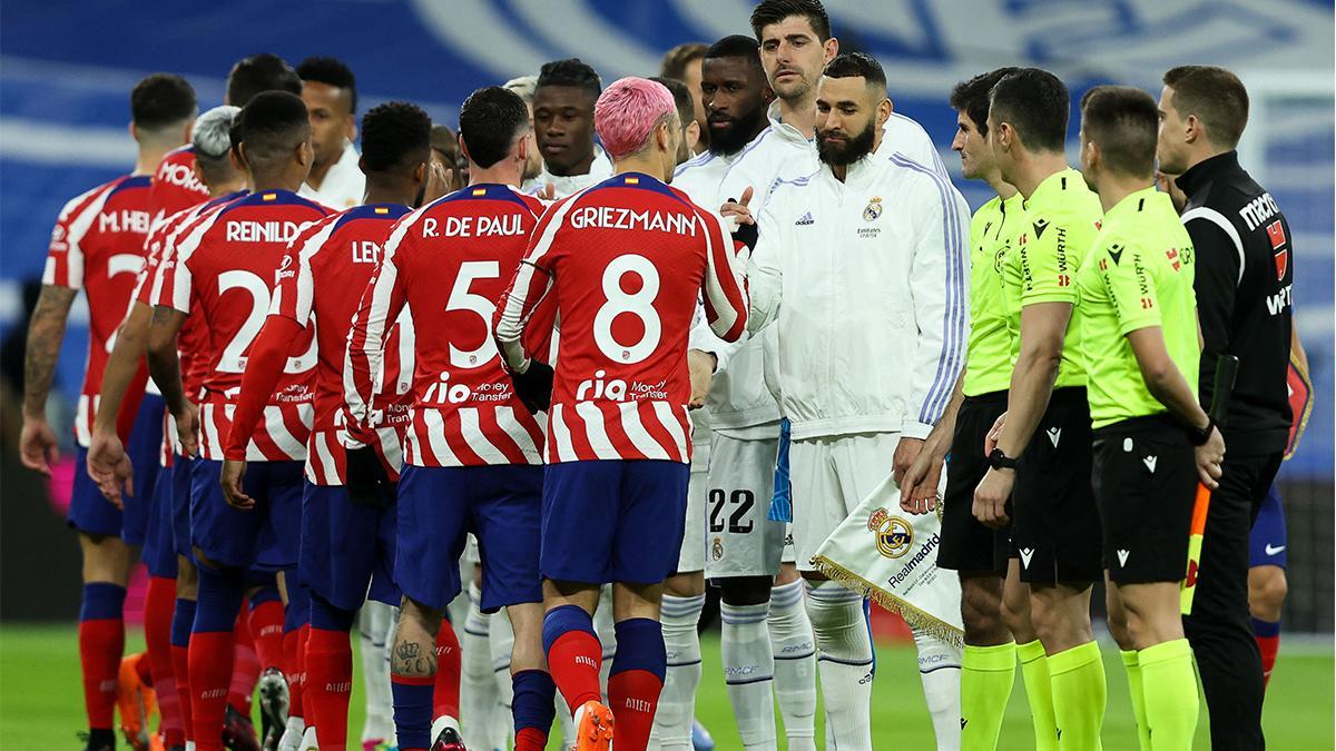 Jugadores del Real Madrid y Atlético saludándose