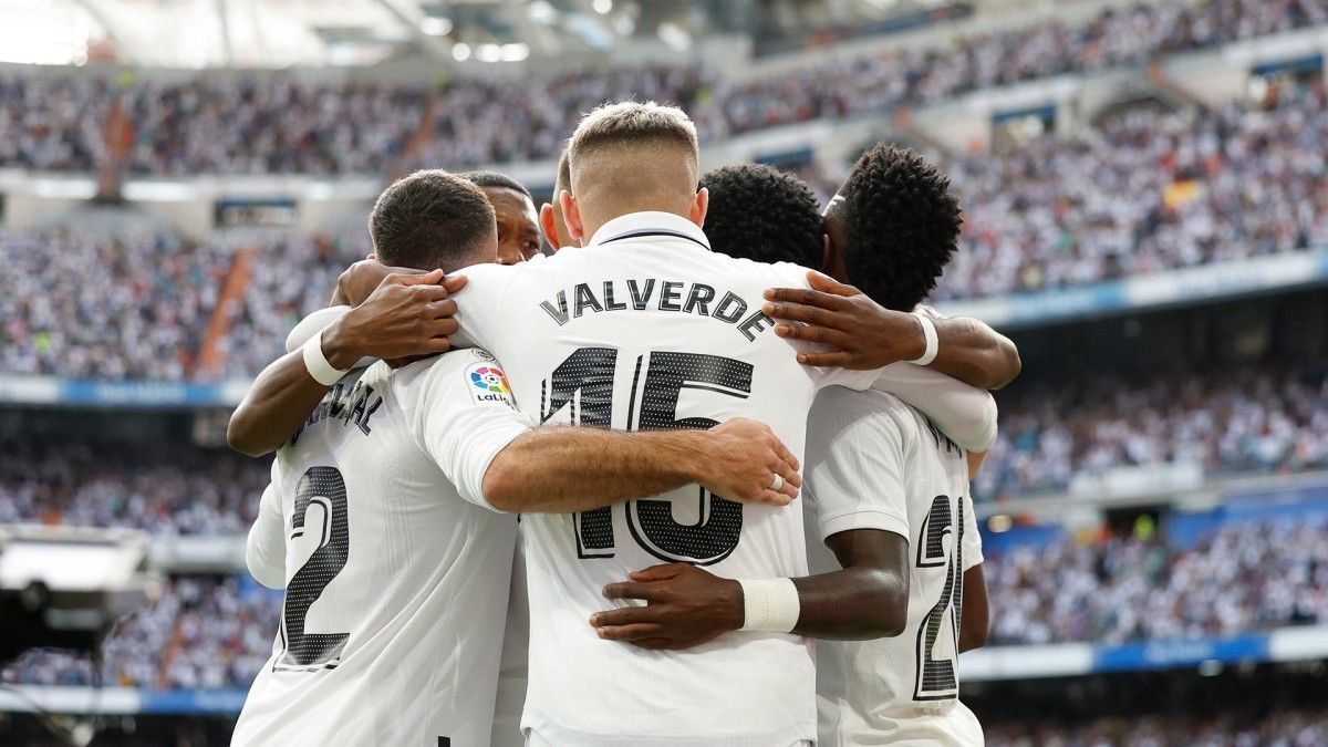 Los jugadores del Real Madrid se abrazan tras un gol esta temporada 