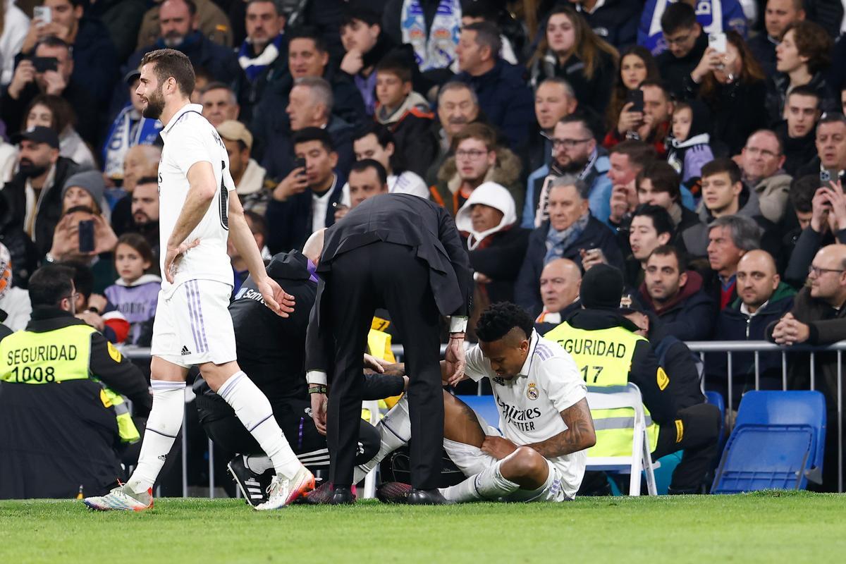 Militao cayó lesionado anoche ante el Valencia