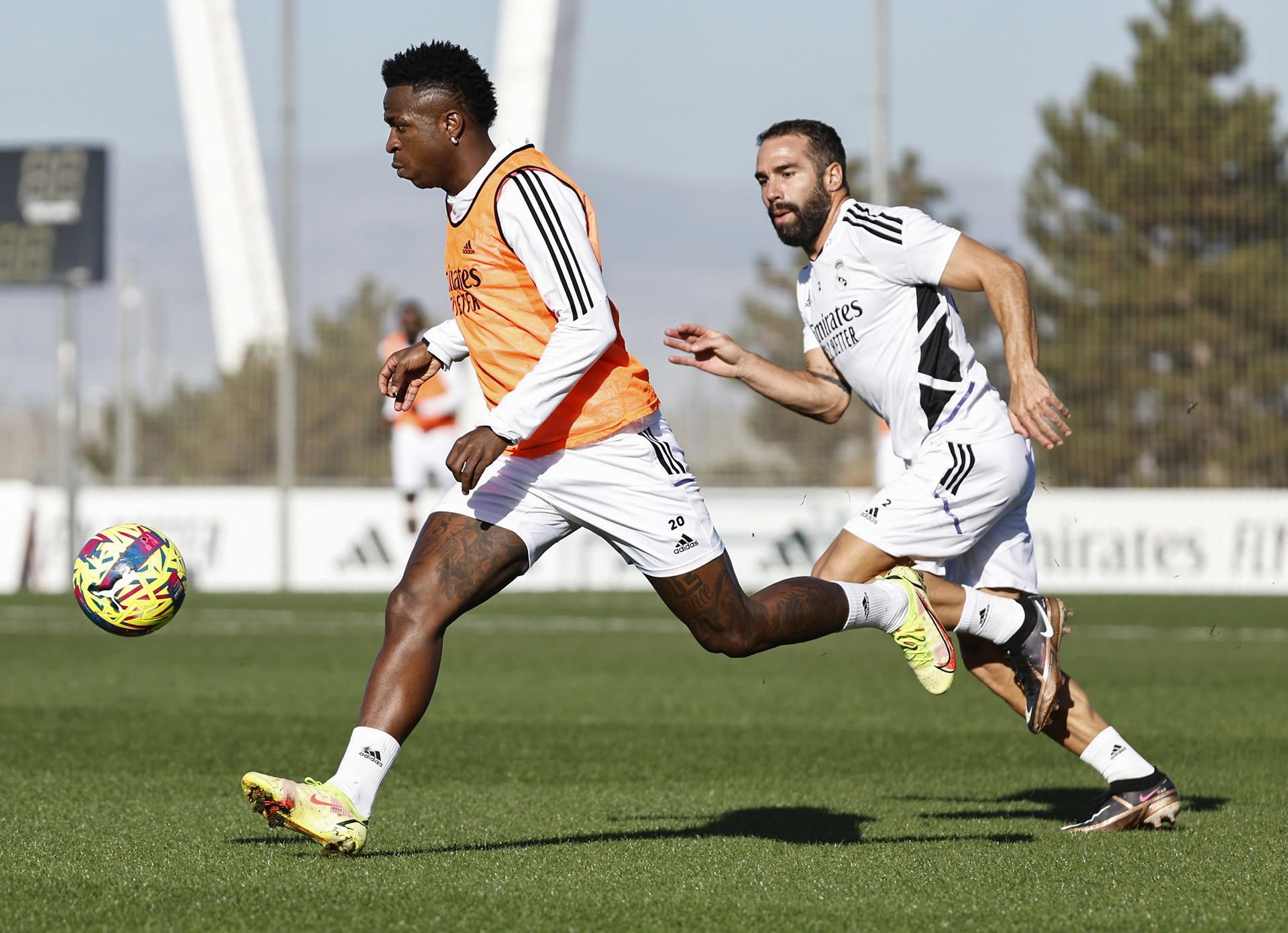 Vinicius y Carvajal pujan por un baló en el entrenamiento