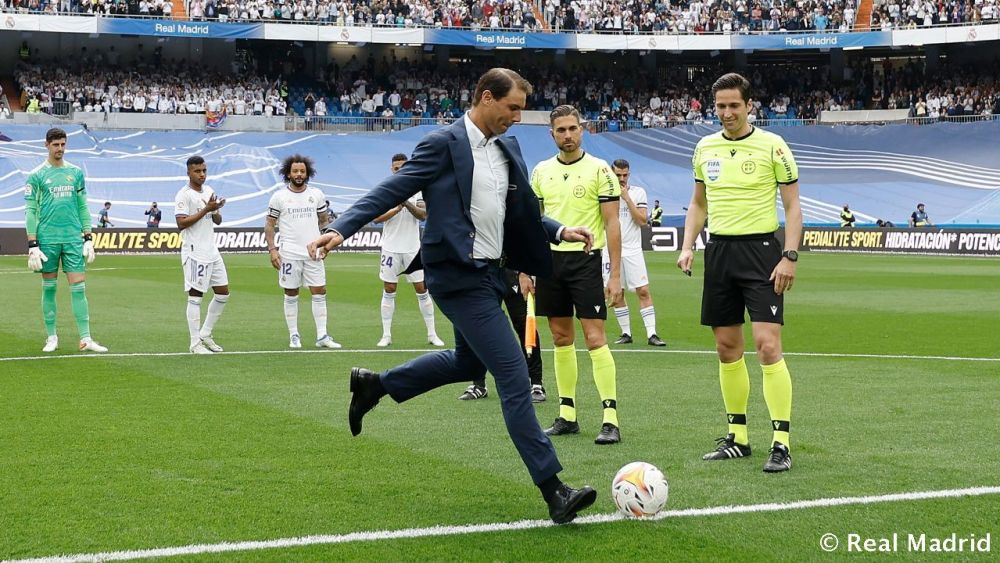 Rafael Nadal haciendo el saque de honor