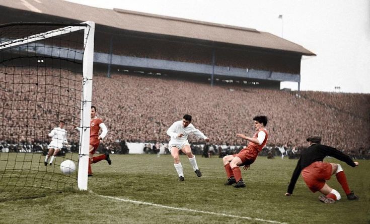 Puskas remata a gol en la final ante el Eintracht de Frankfurt