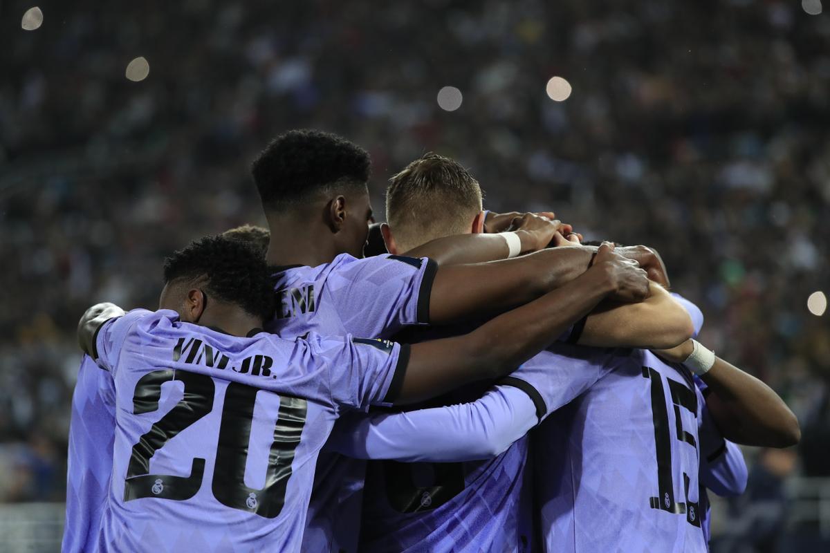 El equipo celebra un gol 