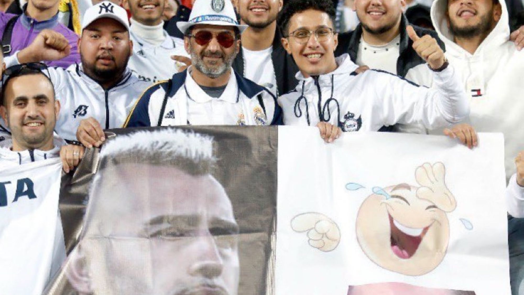 El aficionado del Real Madrid que se ha hecho famoso por sus pancartas