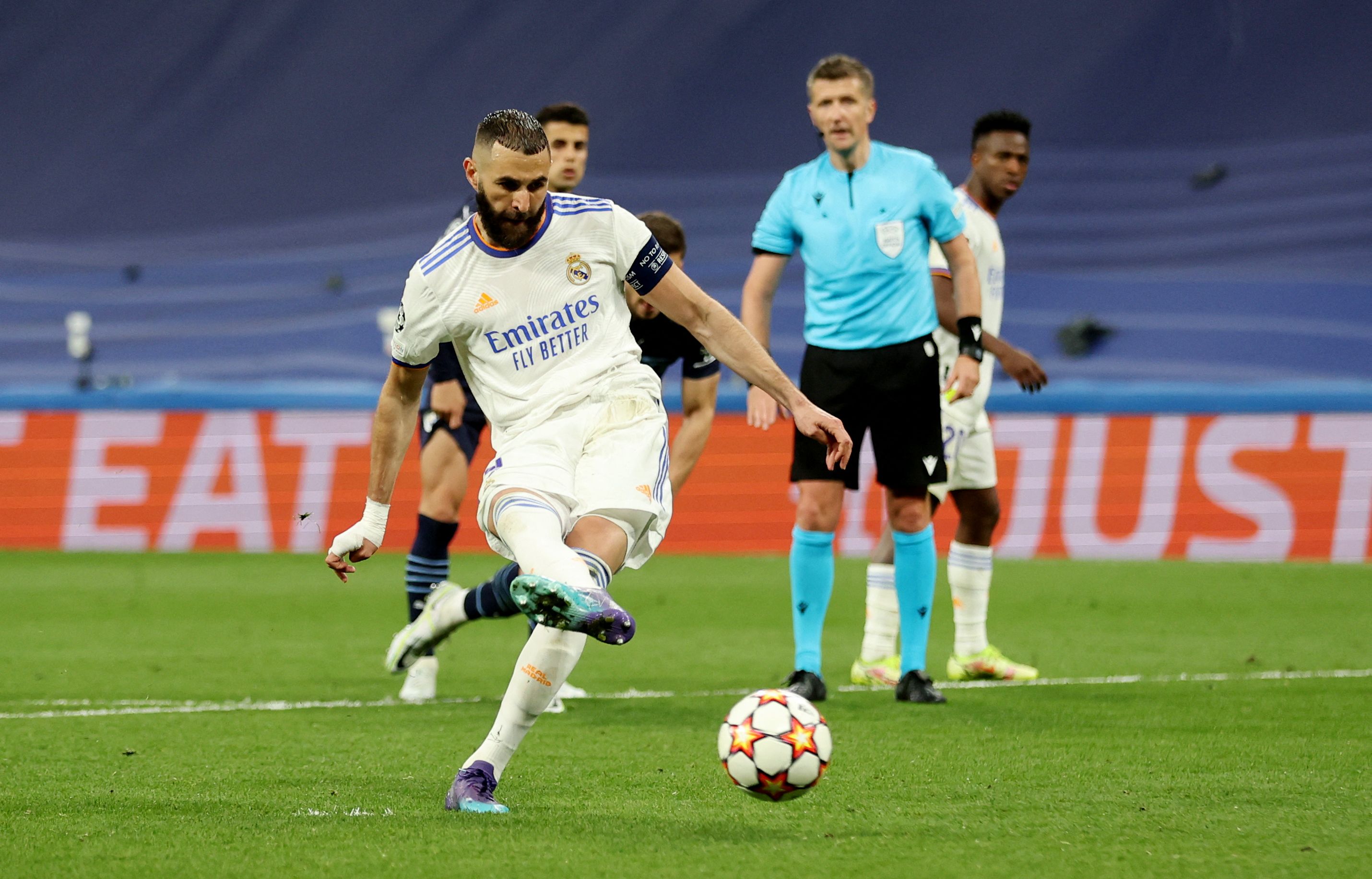 Karim Benzema lanza el penalti decisivo ante el City