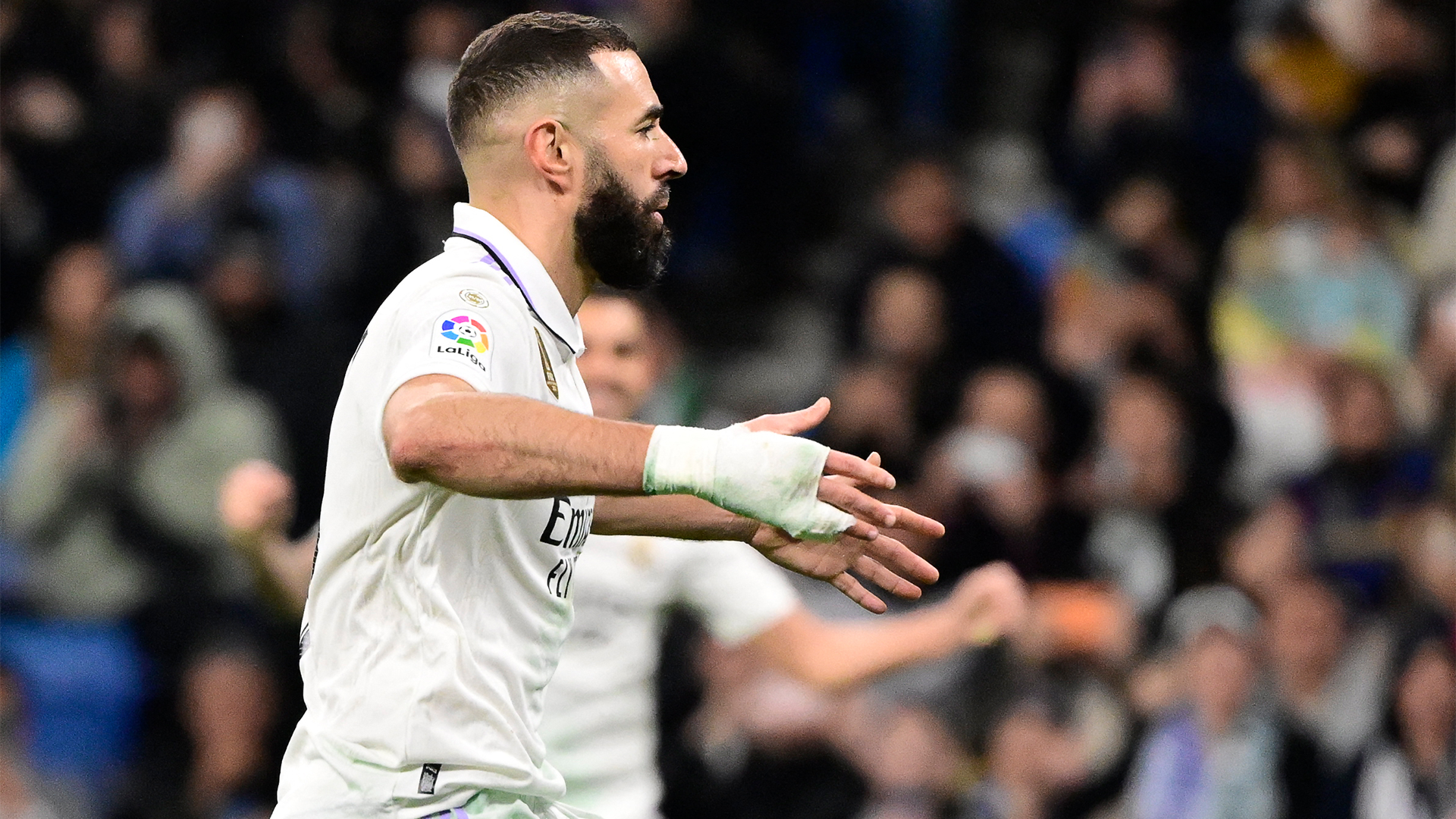 Karim Benzema celebra un gol con el Real Madrid 