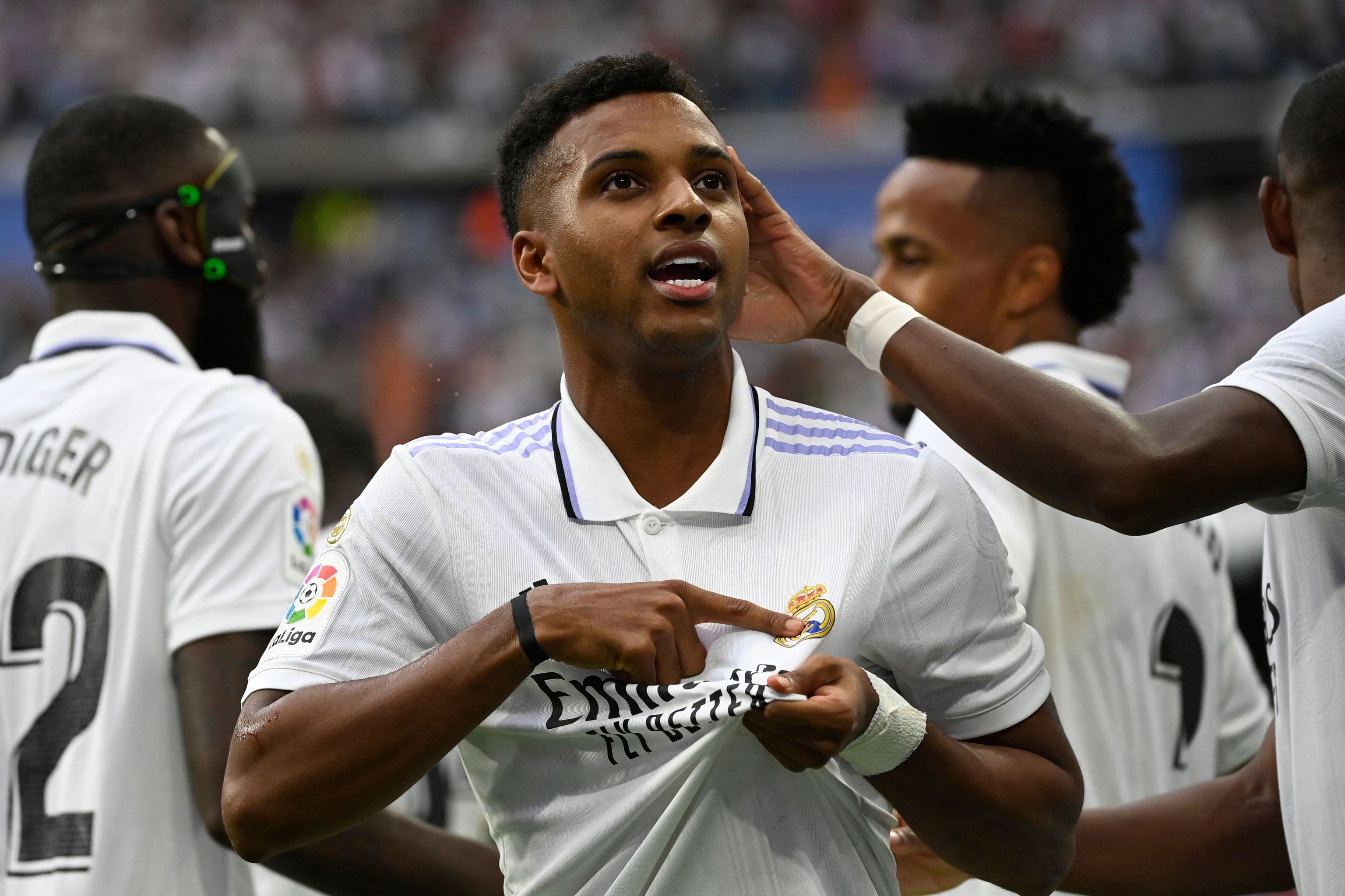 Rodrygo se señala el escudo 