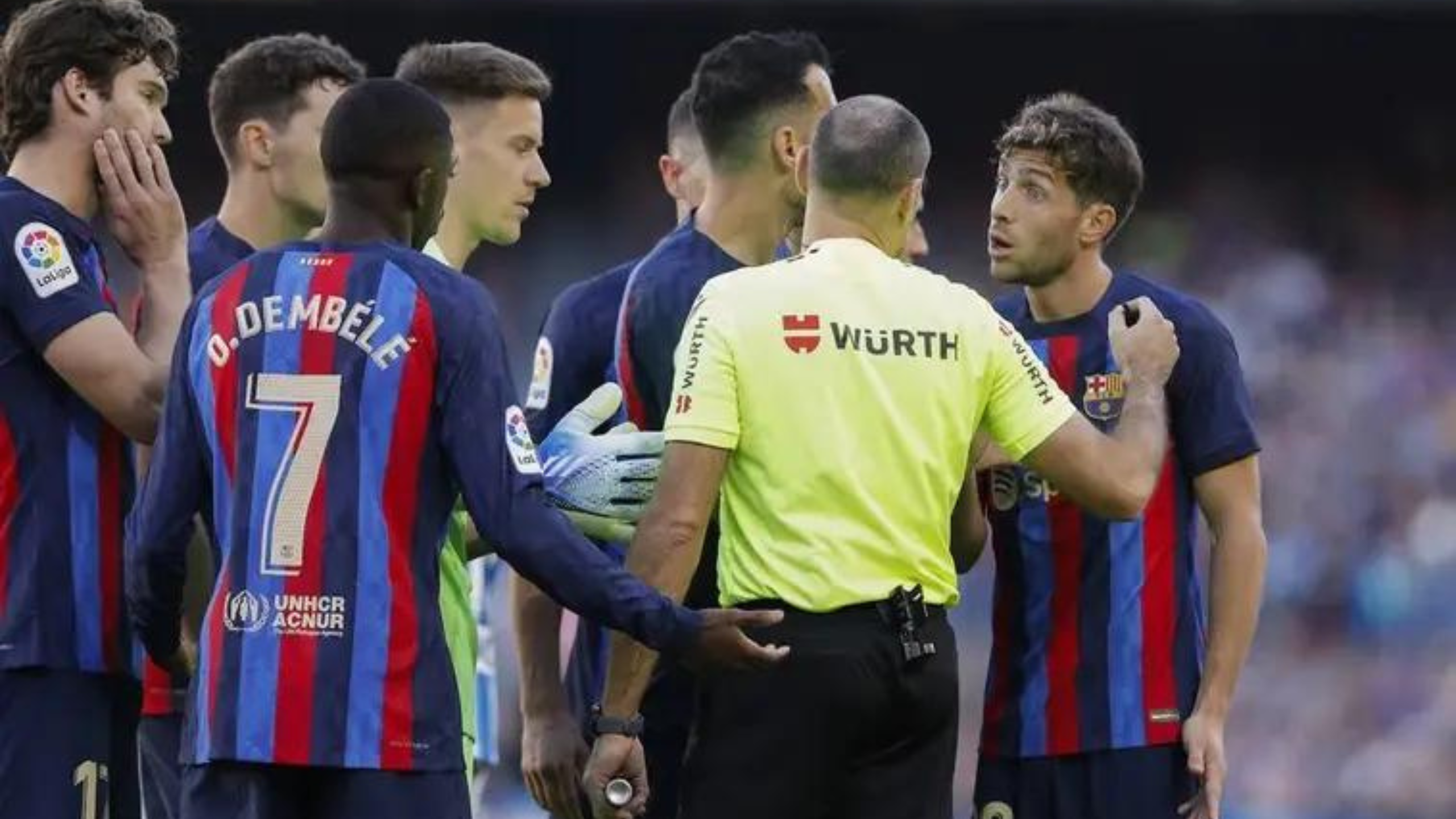 Los jugadores culés rodean a Mateu Lahoz