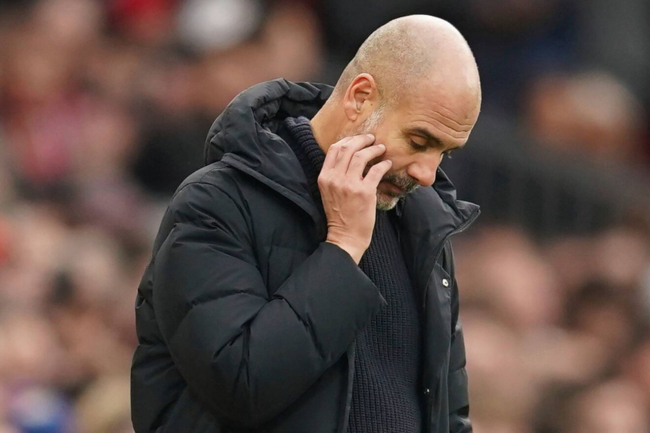 Pep Guardiola, hundido en el Manchester City