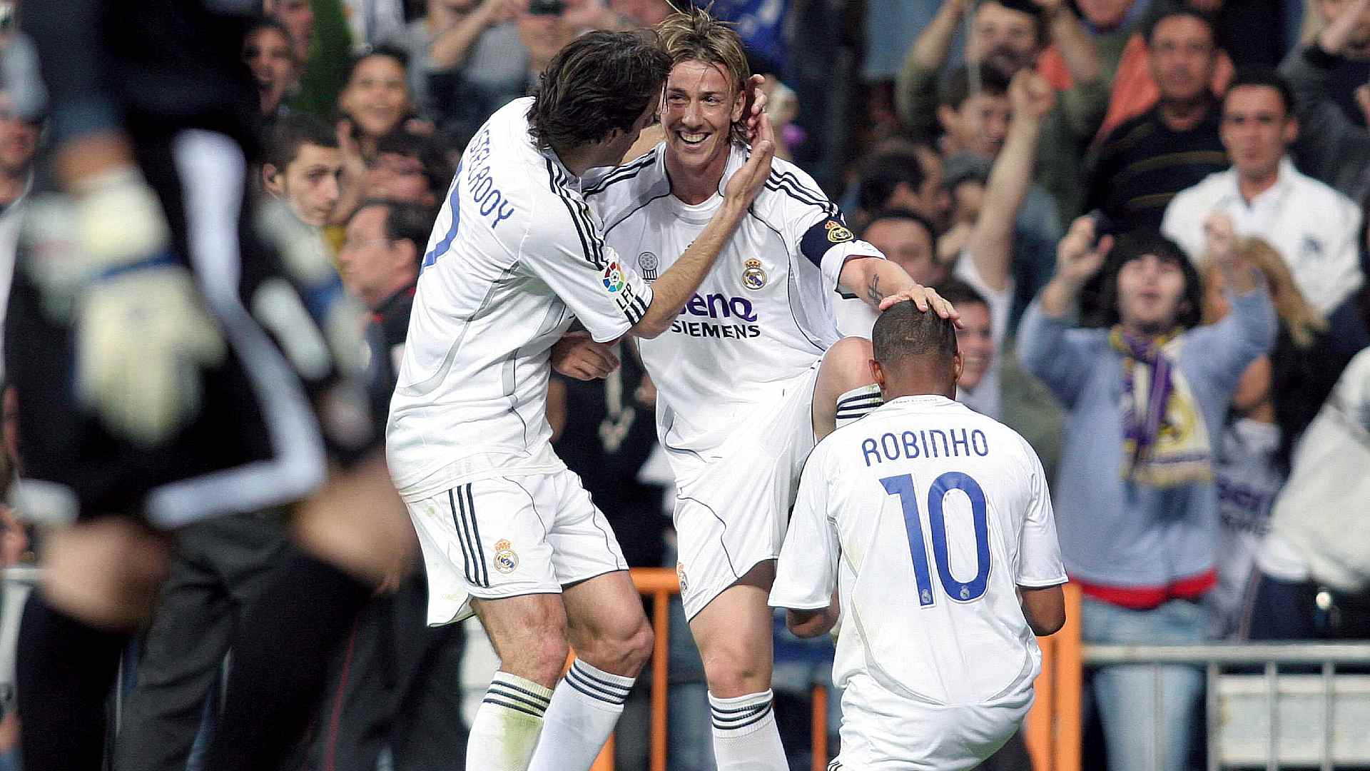 Guti con sus compañeros en el Real Madrid